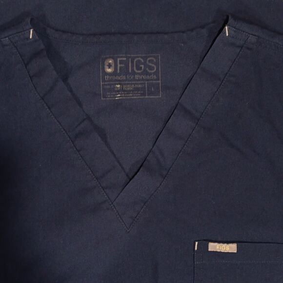 FIGS threads for threads one pocket scrub top - Picture 4 of 5